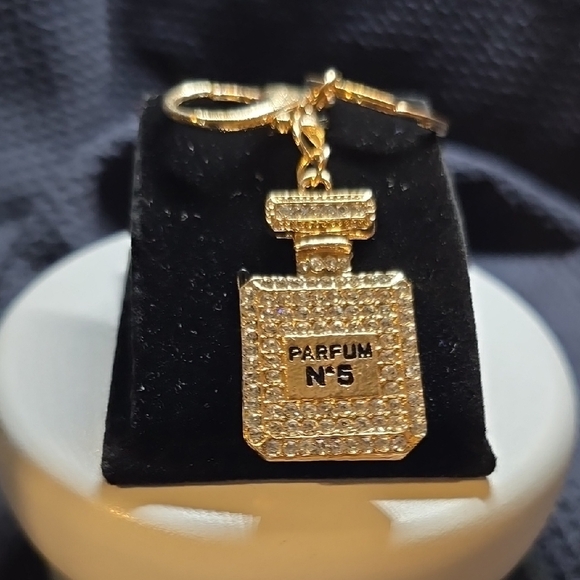 Fashion Gold Parfum N°5 Keychain NWOT - Picture 1 of 6